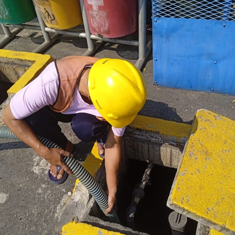 Teknisi melakukan penyedotan septic tank