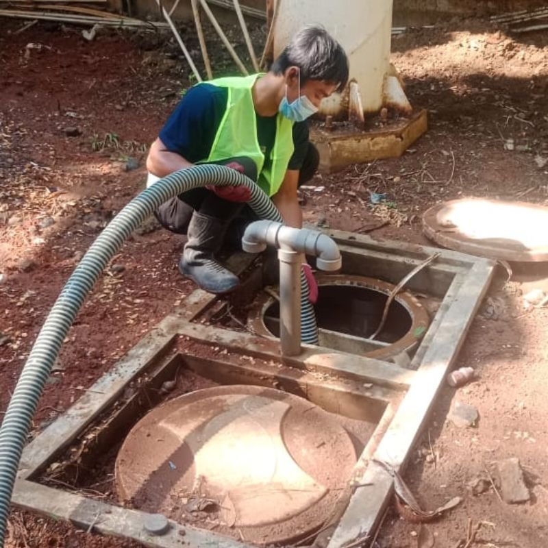 Armada truk sedot WC siaga 24/7